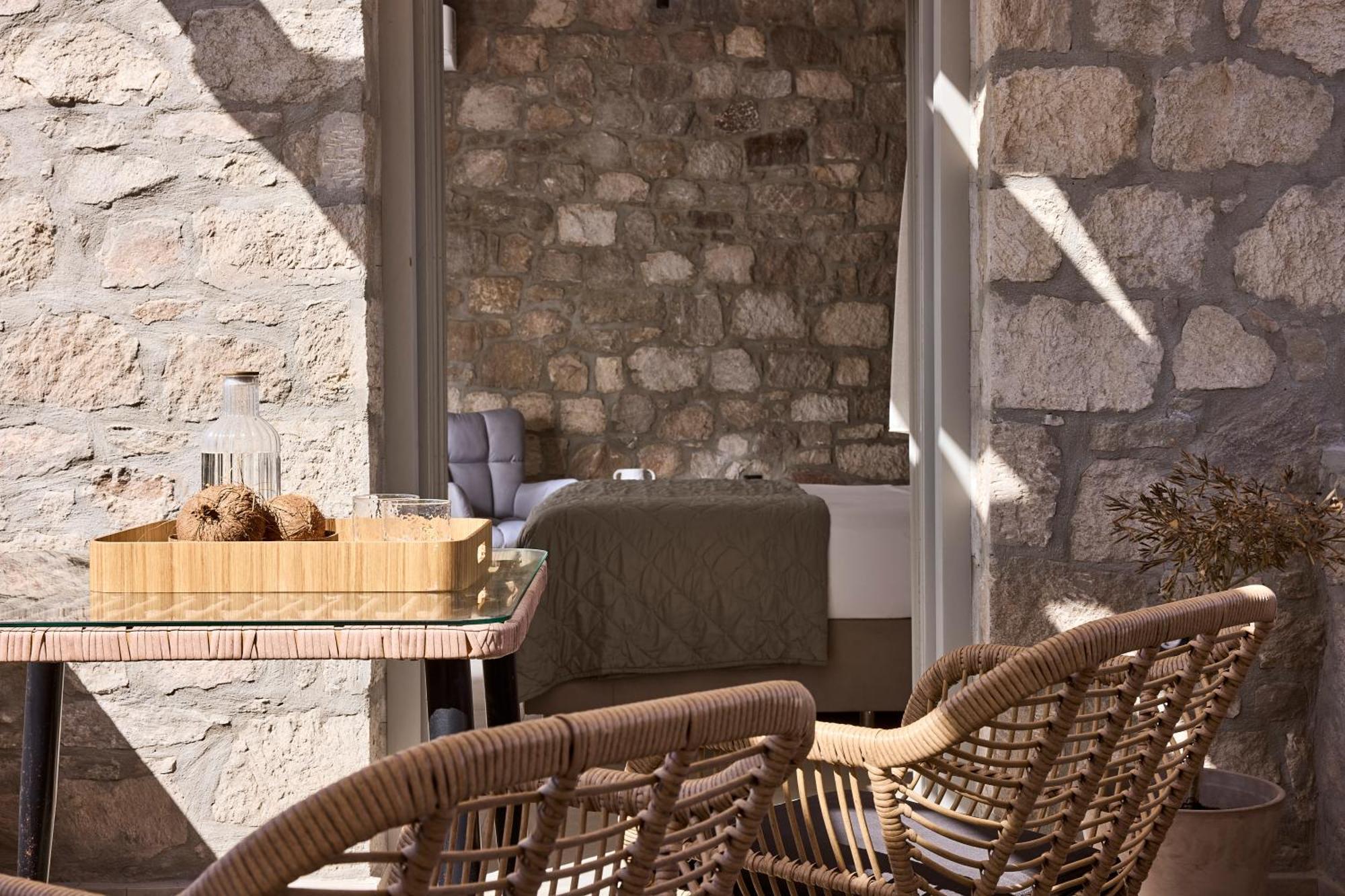 Kedros Milos Suites Adamantas  Bagian luar foto